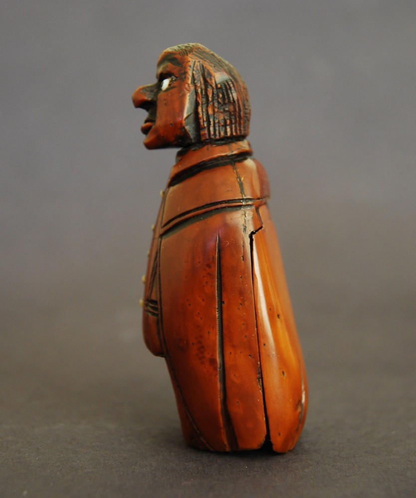 ANTIQUE COQUILLA SNUFF BOX