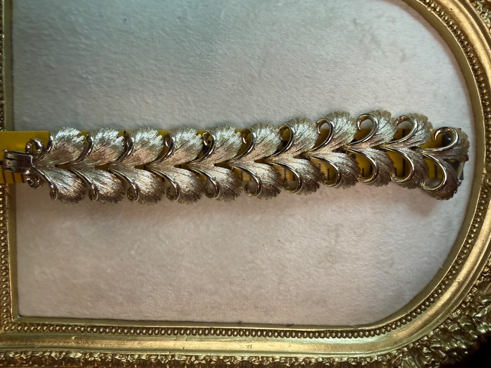 Lisner 7" Light Gold Tone Leaf Link Bracelet Elegant Design
