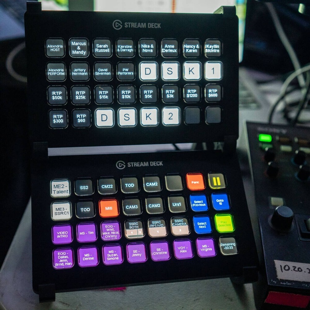 Stand for two “Elgato STREAMDECK XL” units placed vertically