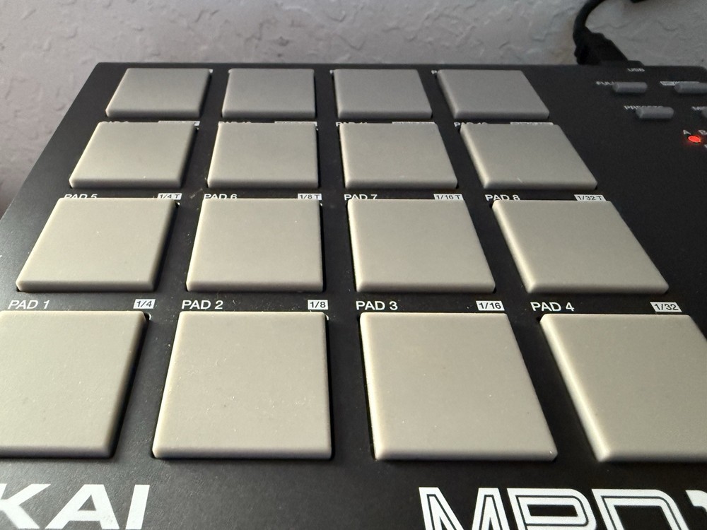 Akai MPD18 USB MIDI Pad Controller 16 MPC Pads w/ Software Disc Tested