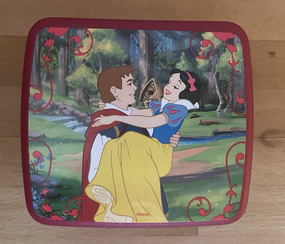 Tupperware SNOW WHITE Sandwich Keeper…#8220A