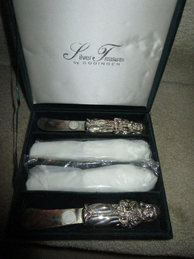 SILVER TREASURES GODINGER SANTA SILVER PLATED SPREADERS KNIFES IN BOX
