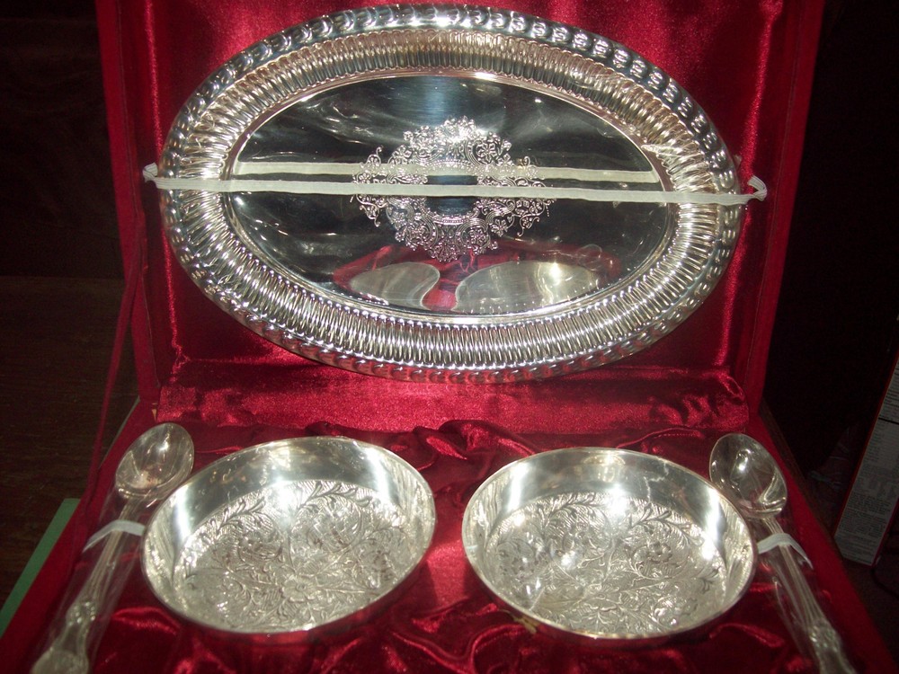 NEW SILVER COLOR  METAL KHEER BOWL SET OF 5 IN RED PLUSH FABRIC BOX