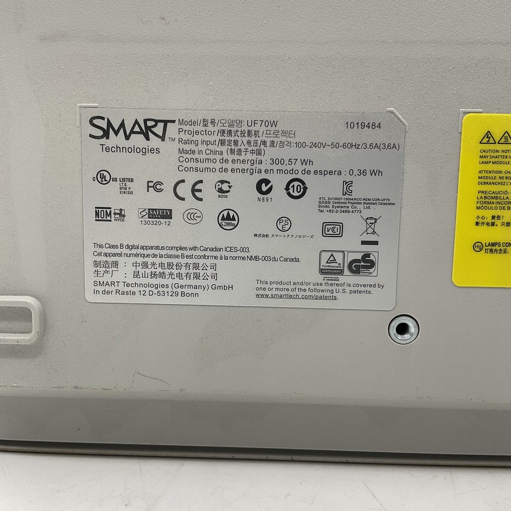 SMART UF70W HDMI Short Throw Projector