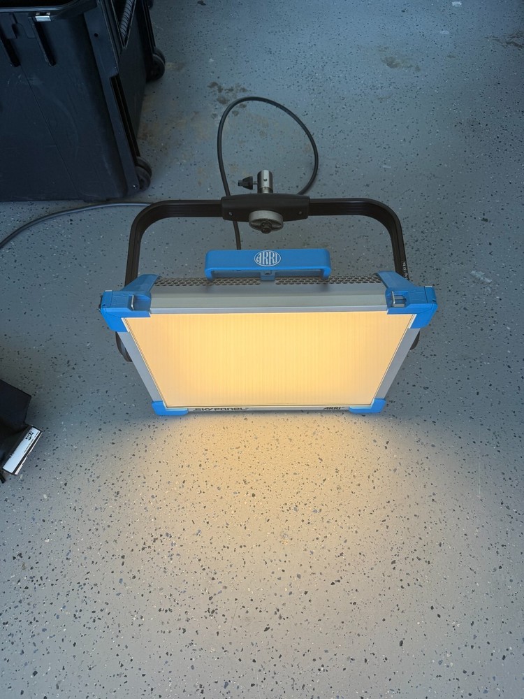 ARRI SkyPanel S30 Basic LED Kit + 40° Grid Wheeled Custom Jason Case VERY CLEAN!