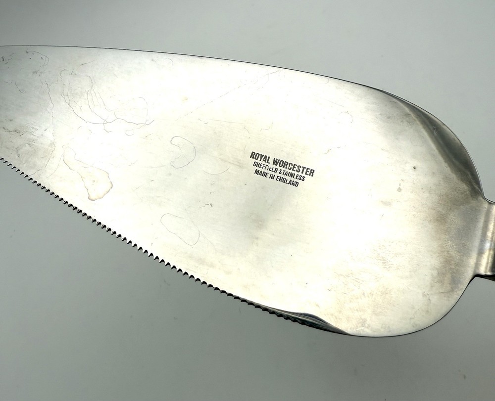 Royal Worcester Howard (Ruby) Fine Bone China Cake Slice / Server 1989 - 1994