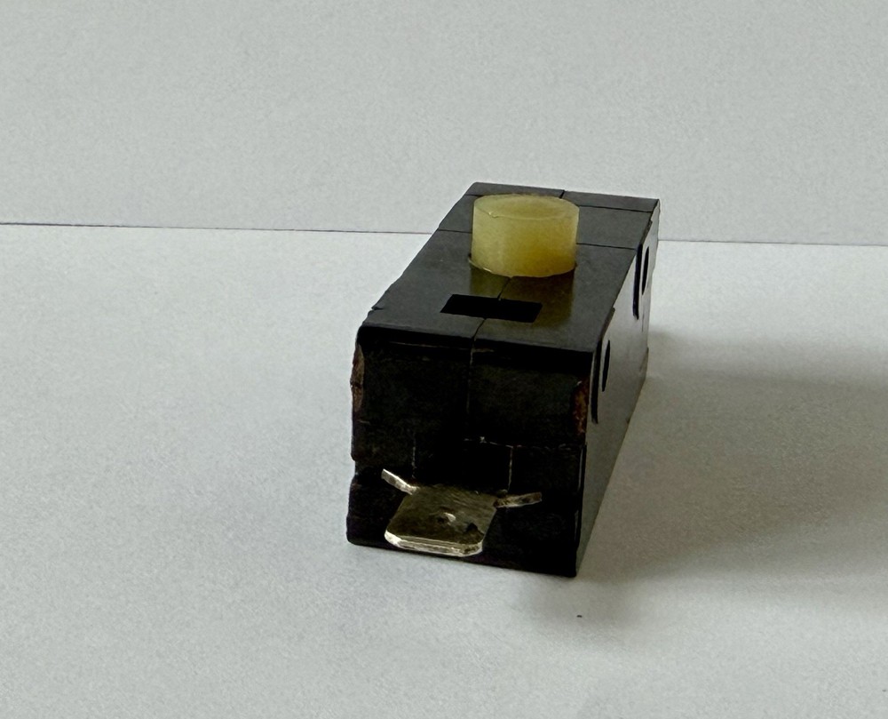 CHERRY E14 25A NORMALLY OPEN SNAP ACTION PUSHBUTTON SWITCH 125/250 VAC