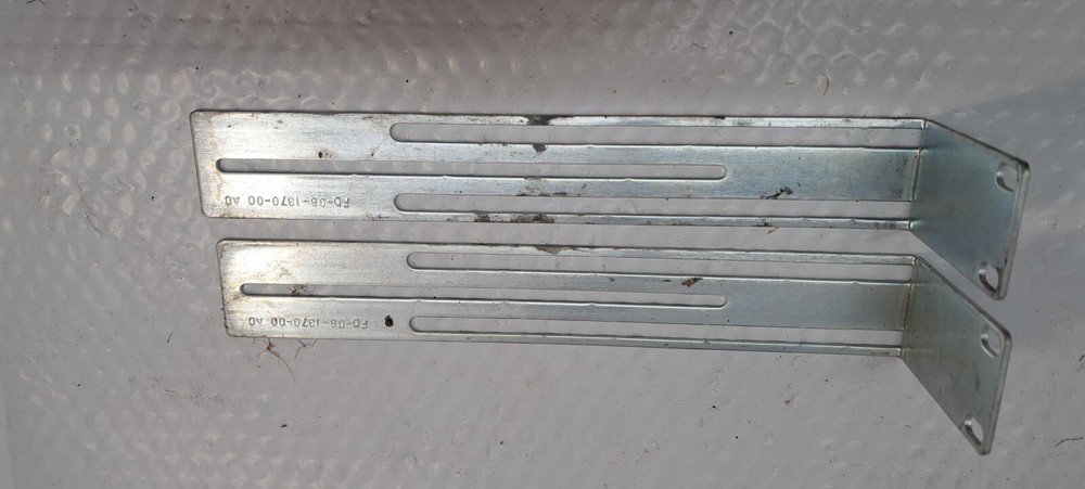 2 X mounting brackets FD-06-1370-00 USED