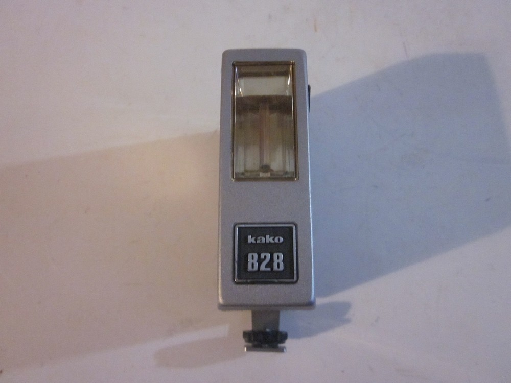 VINTAGE KAKO 828 CAMERA FLASH W/CORD