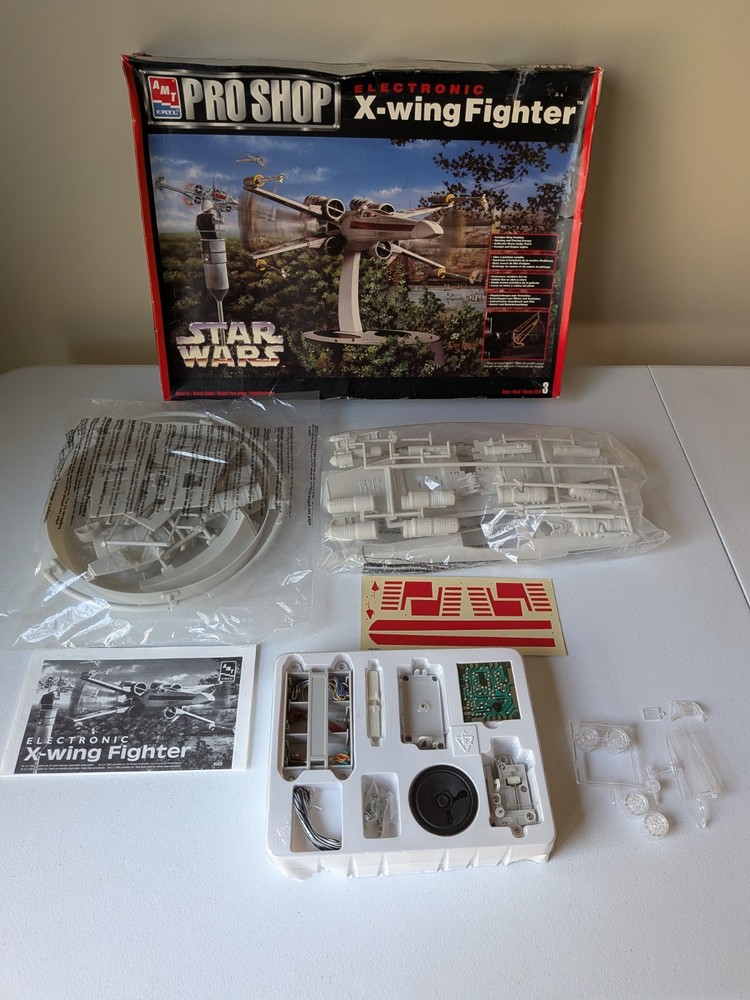 AMT Star Wars Electronic X-Wing Fighter Plastic Model Kit