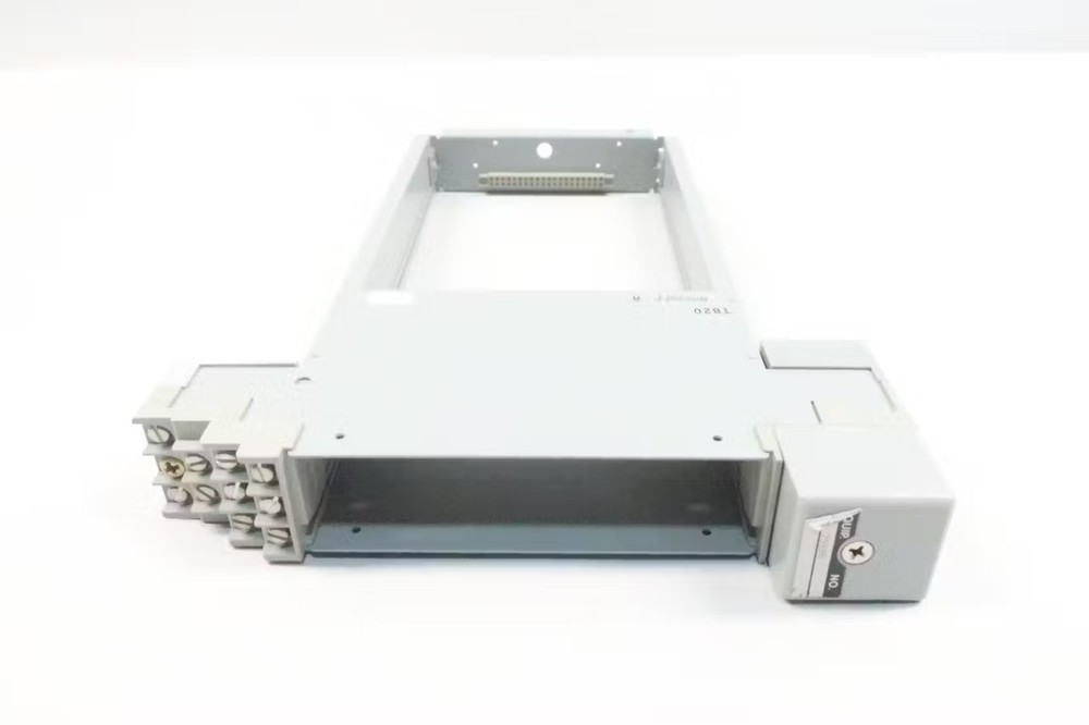 Foxboro 2AP N0300FZ Chassis Module