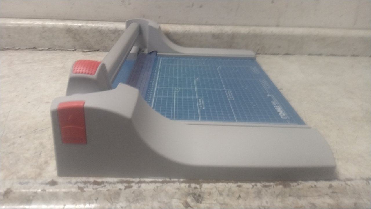 Dahle 440 30 Sheet Cap 14-1/8 In Cut L Rolling Blade Countertop Paper Trimmer