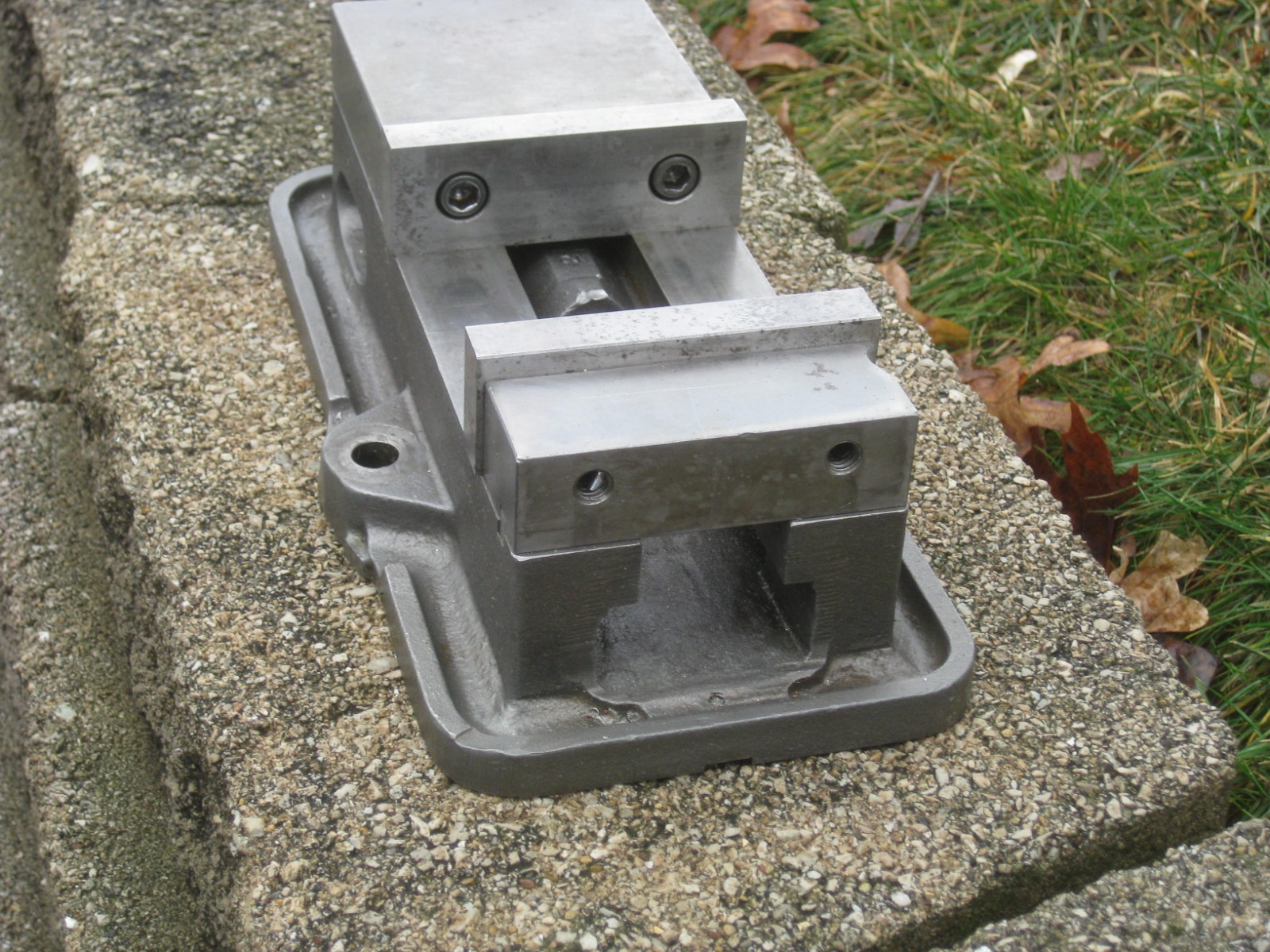 KURT ANGLOCK 4" MILLING MACHINE VISE - #D40