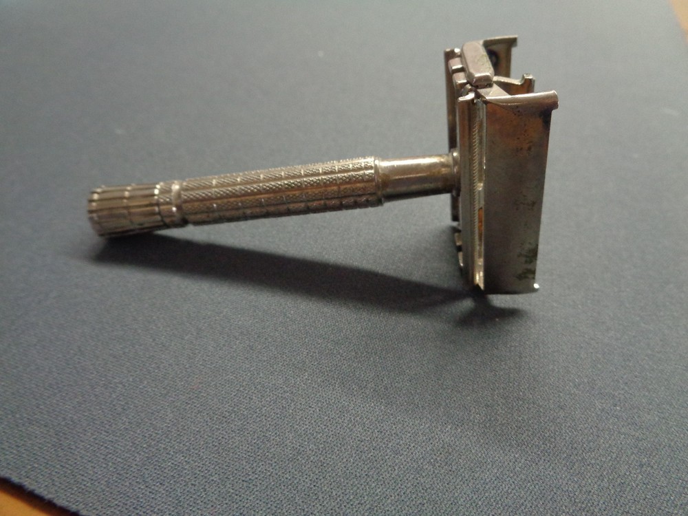 VINTAGE GILLETTE Safety Razor D 1