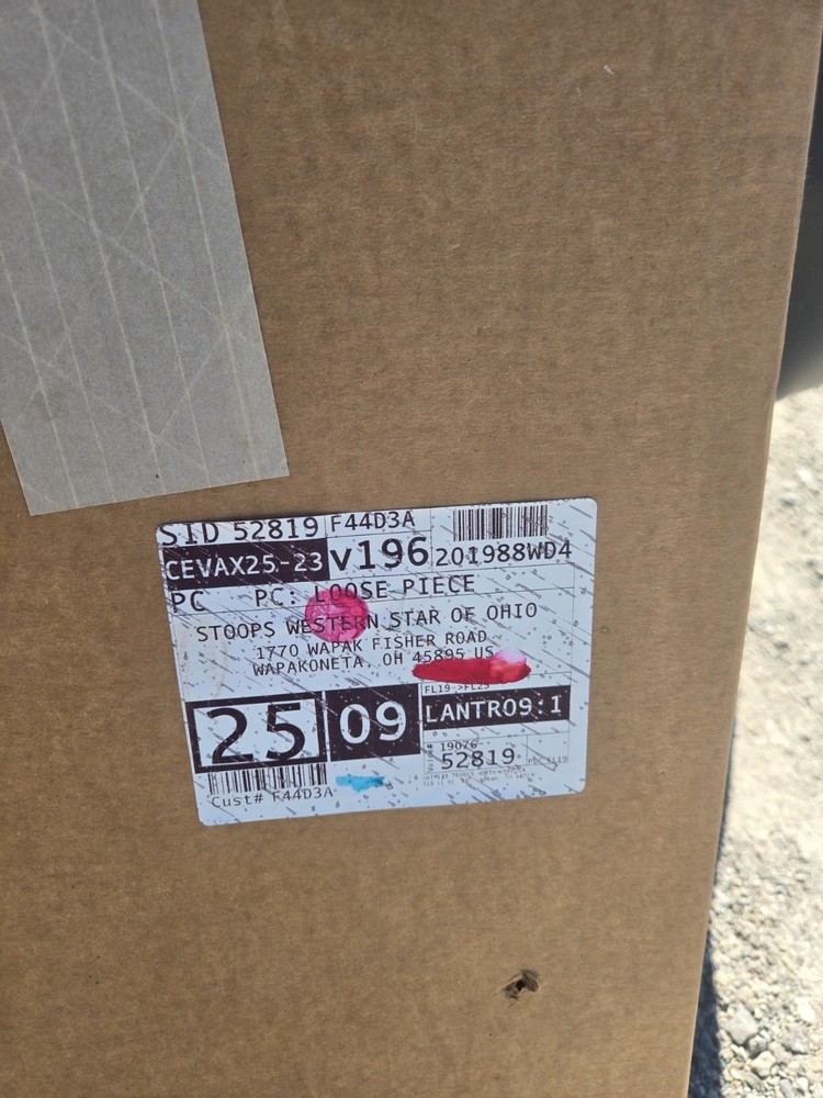 18-48385-001 RH door windows Freightliner (Tinted)