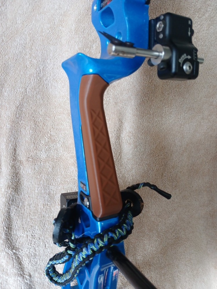 * GripLock Version * Bowtech Clutch Grip - Reckoning Gen 2, Core SS, Proven 34