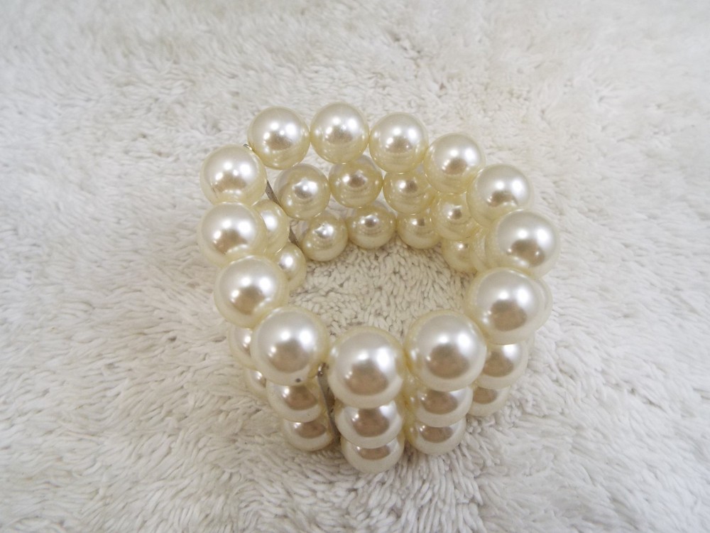 White Bead Wide Bracelet (D76)