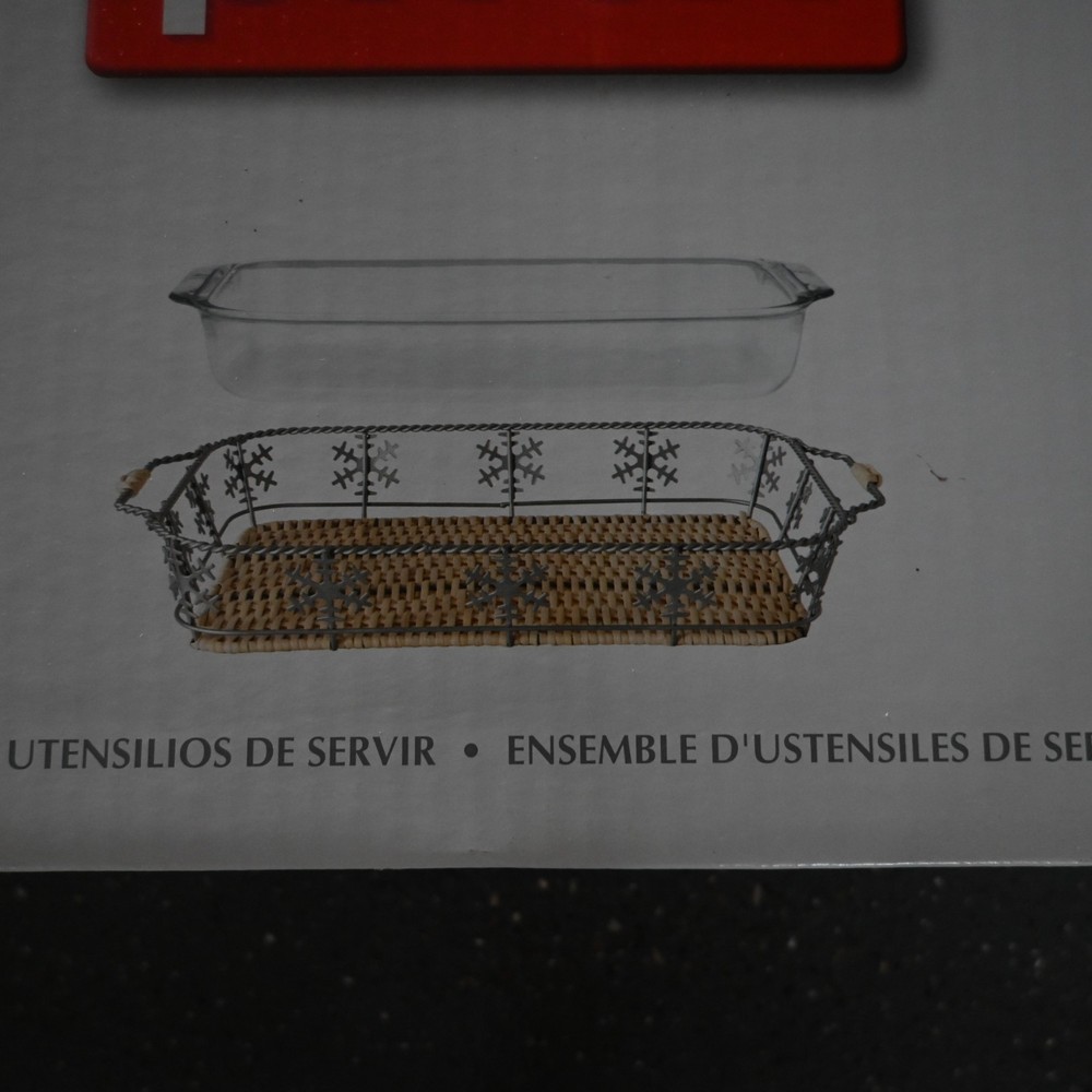 Pyrex serveware 2 pc sealed not opened snowflake basket and rectangle clear dish