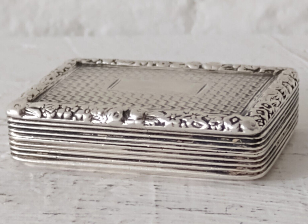 Fine Quality Georgian Solid Silver Vinaigrette - Birm. 1825.