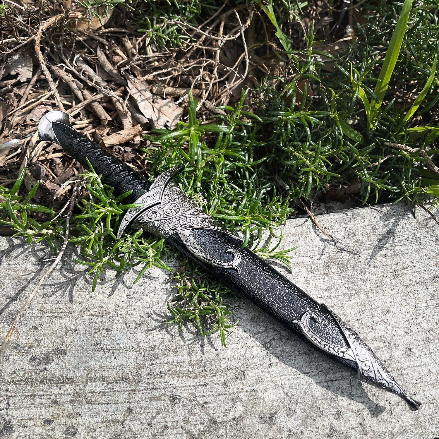11" The Hobbit Fantasy Black Sword Dagger Replica (Sting)