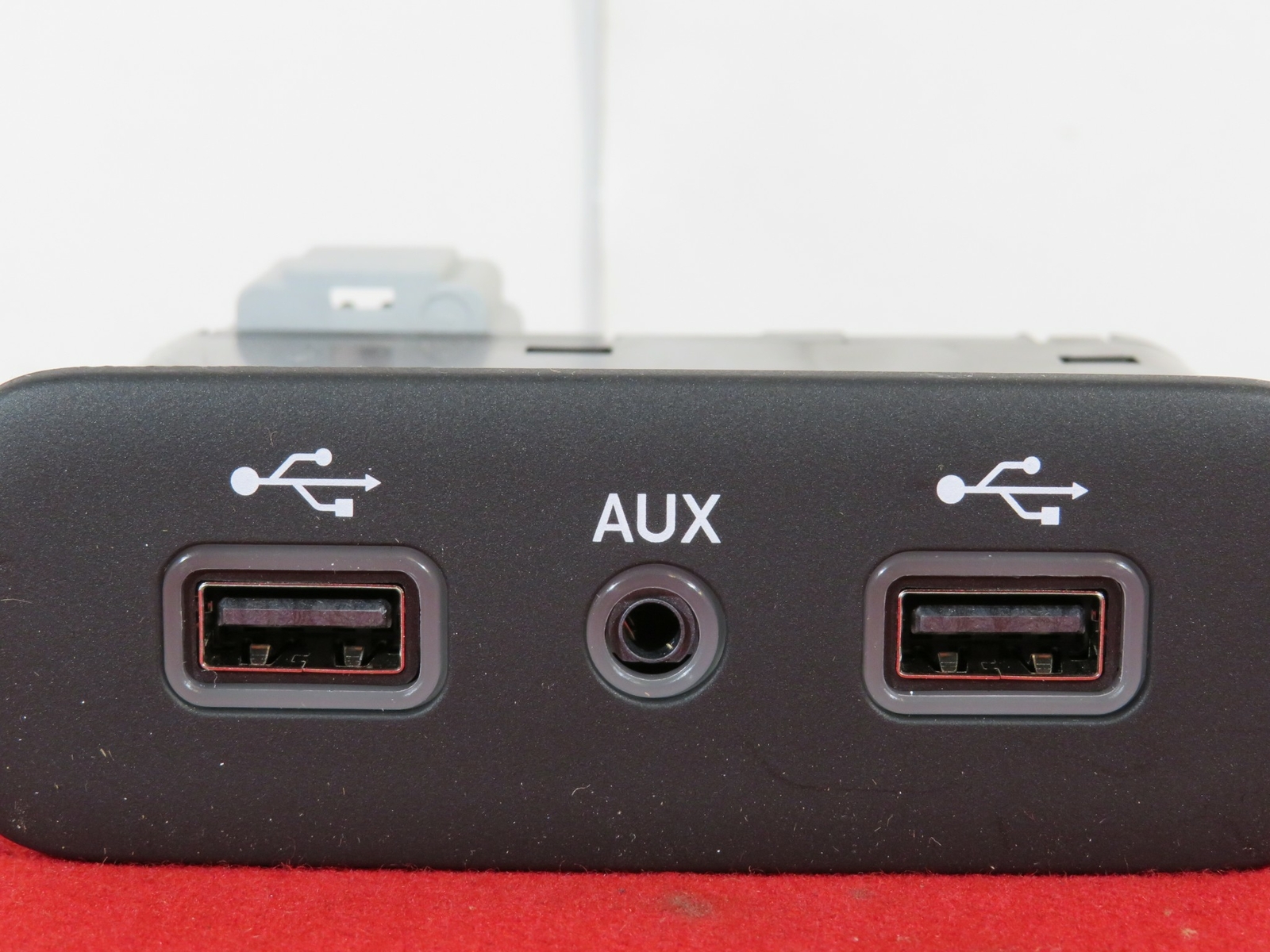 RAM 1500 2500 3500 HDMI USB & AUX MEDIA HUB NEW OEM MOPAR