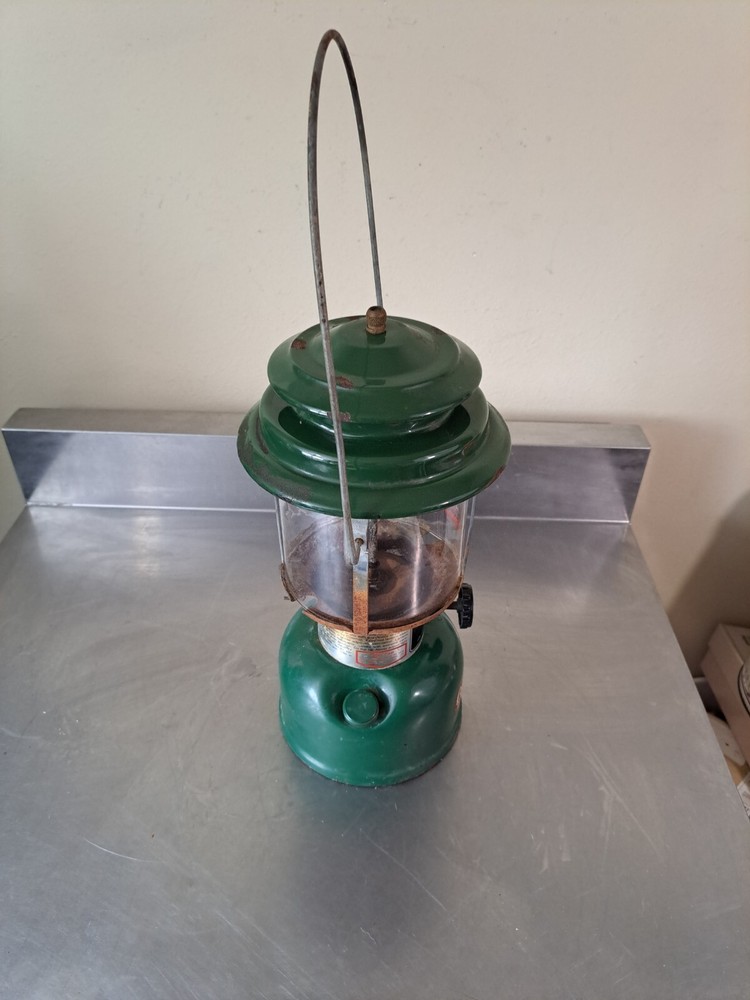 Vintage 2/82 Coleman Model 220K 2 Mantle Lantern