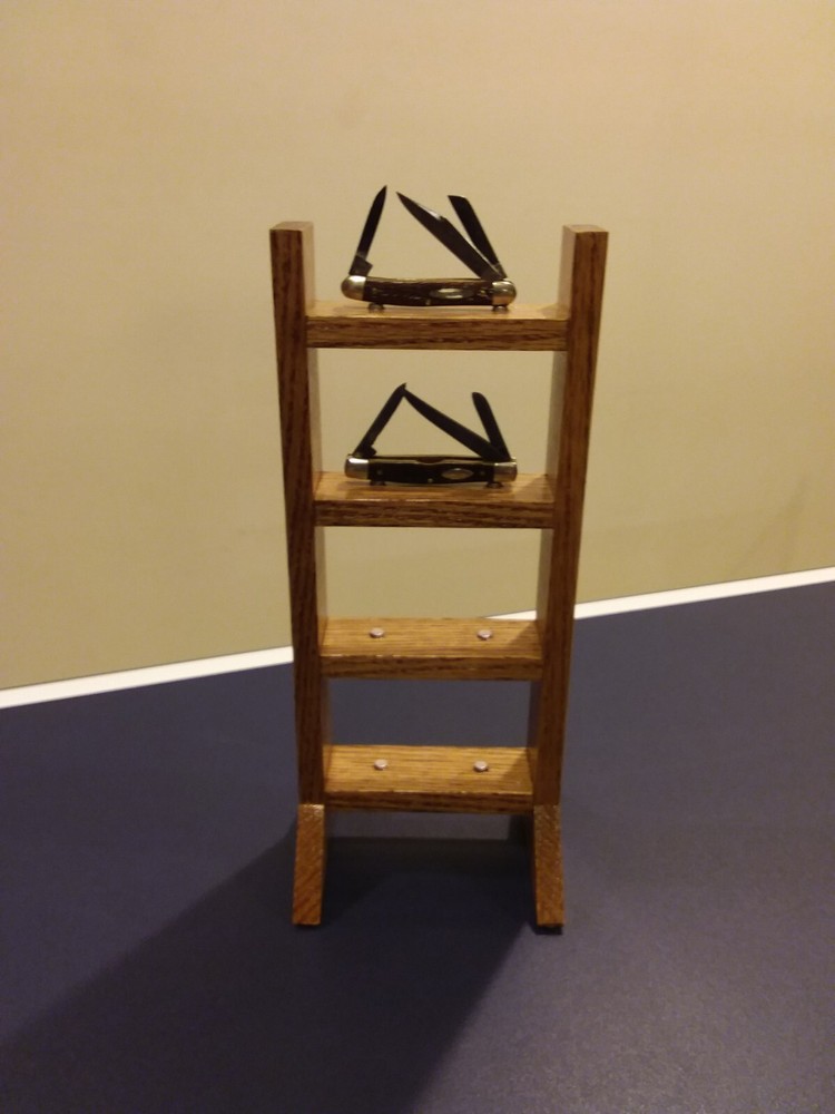 KNIFE DISPLAY STAND (RED OAK)