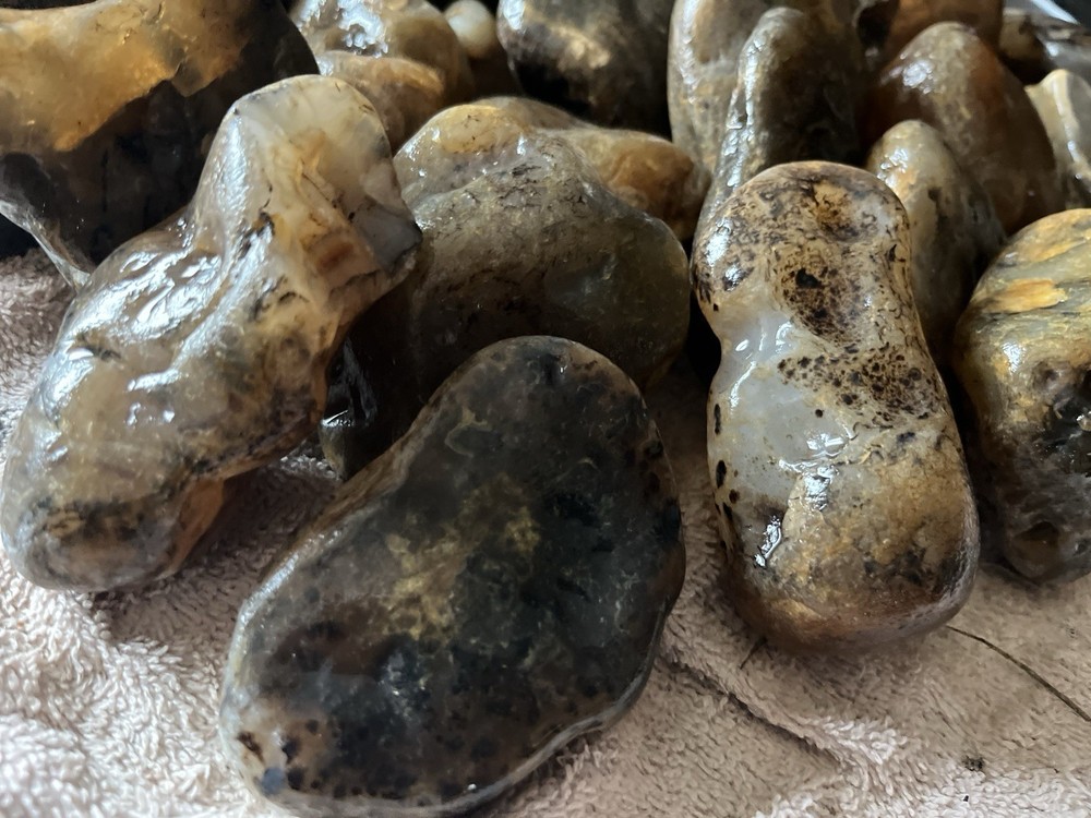 30 Lbs. ￼Rough Montana Agate (48)