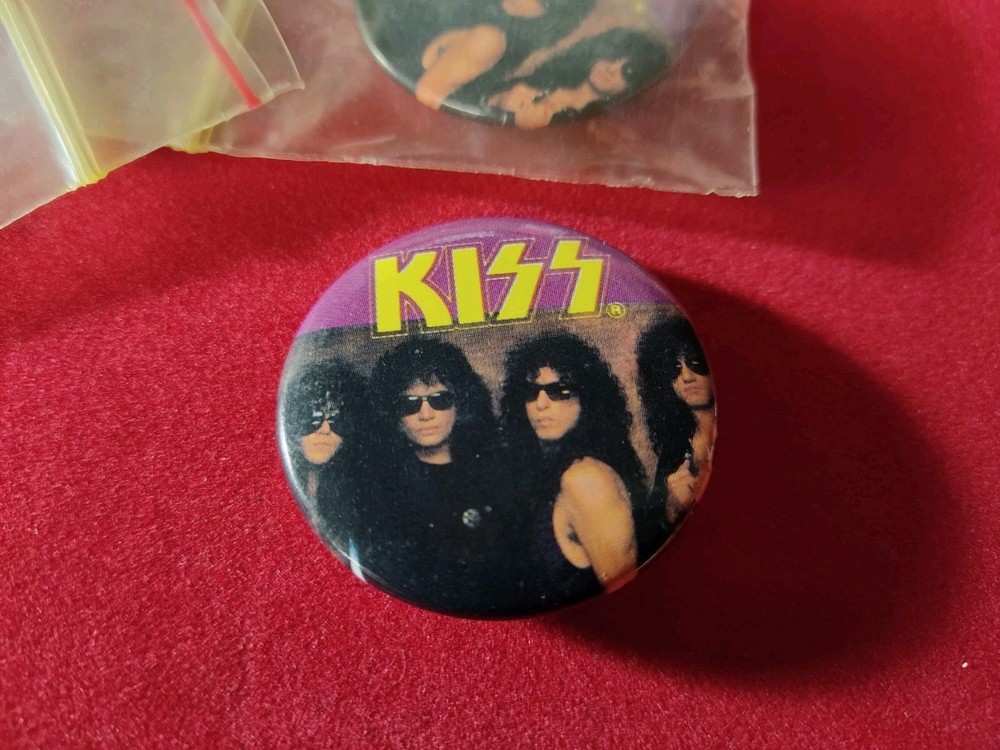 KISS COMPANY PINBACK PIN BUTTON BADGE HOT IN THE SHADE VINTAGE 1990 NOS UNUSED