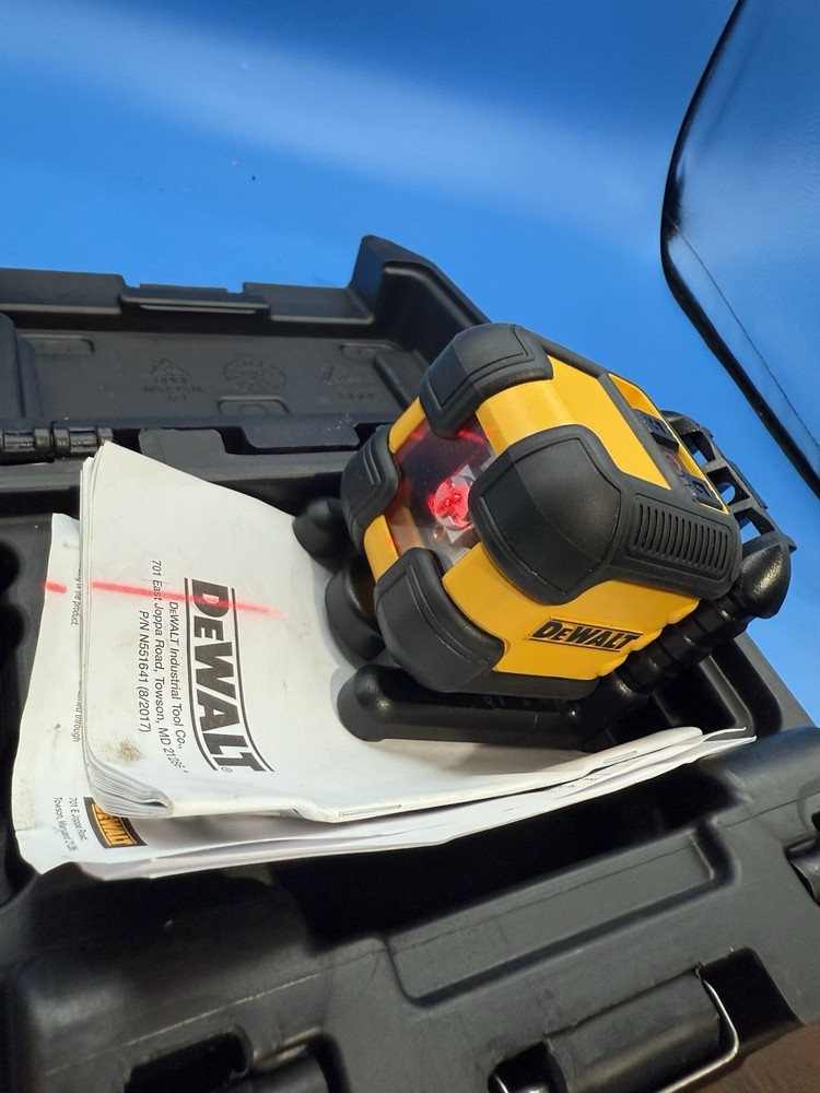 DeWalt DW08802 Self-leveling Cross Line Laser Level w/ Case