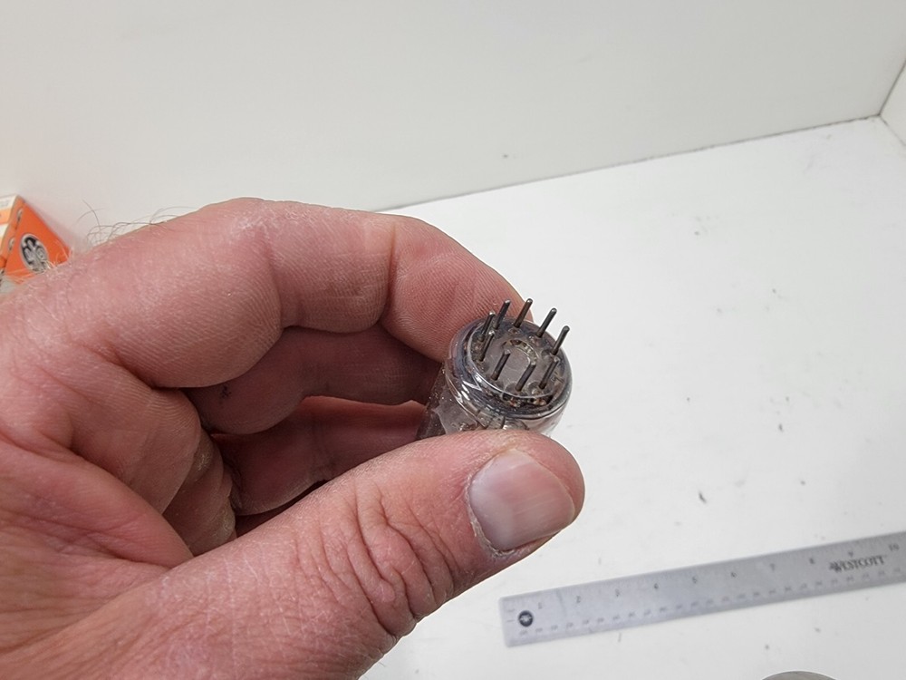 VINTAGE VACUUM ELECTRON TUBE RCA 8JU8A