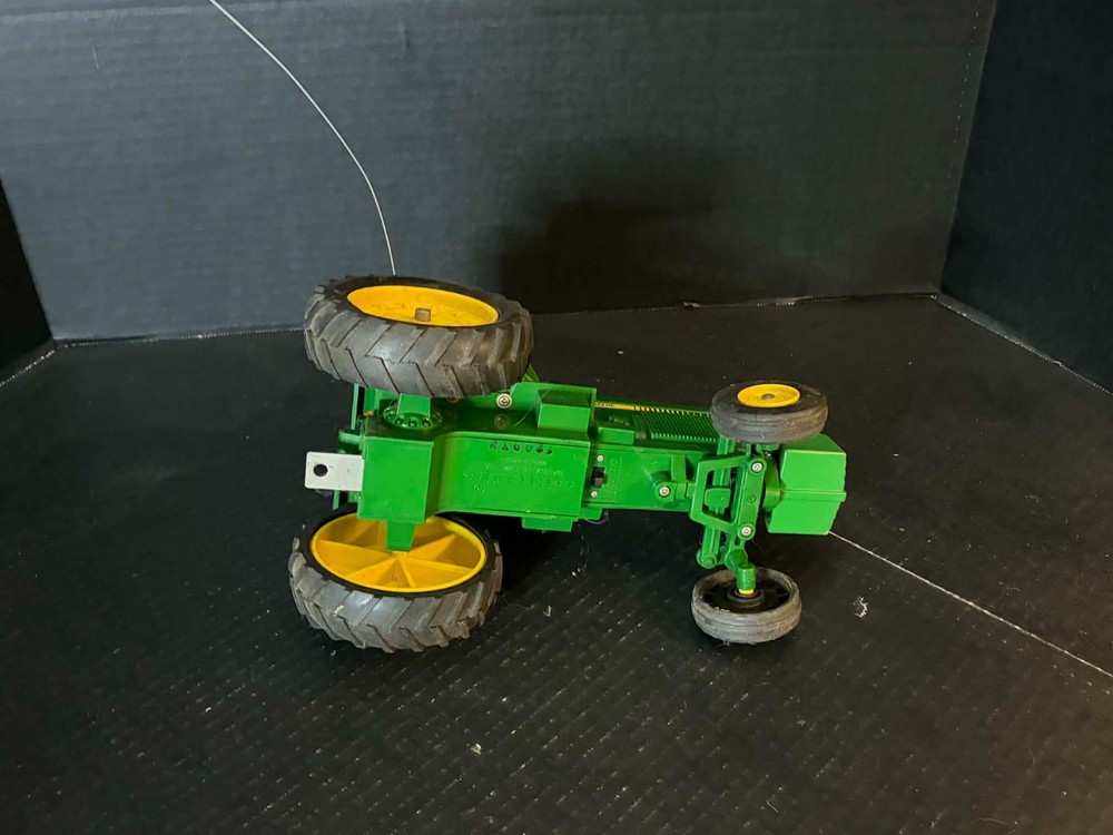 ERTL JOHN DEERE 9-FUNCTION RADIO CONTROLLED TRACTOR NOT TESTED NO CONTROLLER