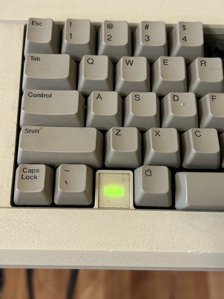 Vintage! 1984 APPLE IIe (A2S2064)COMPUTER **Powers On** Working!! Missing Keys