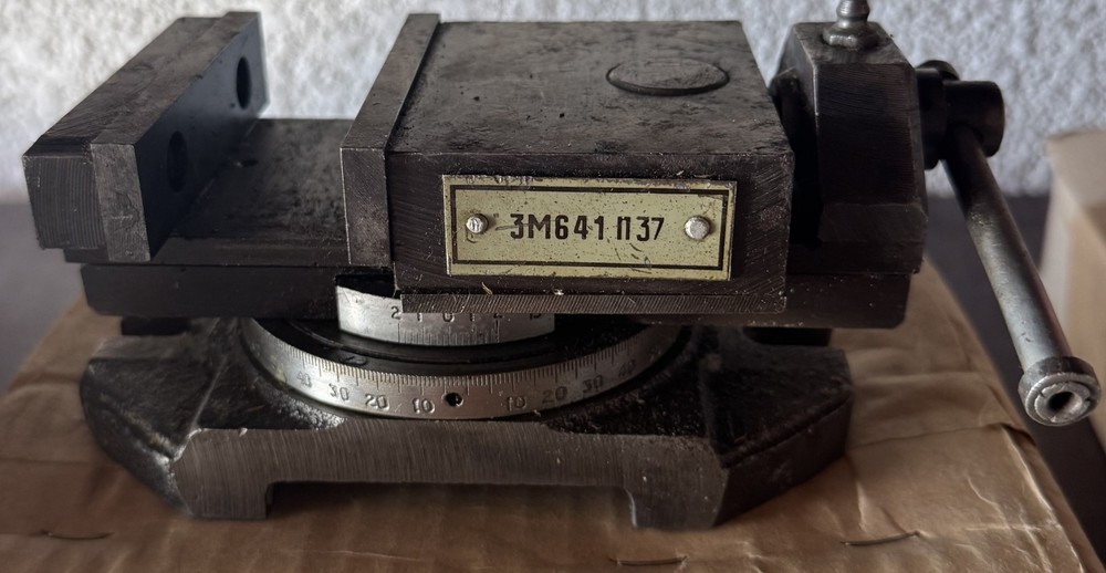 Pprecision machine vise with micro-feed USSR
