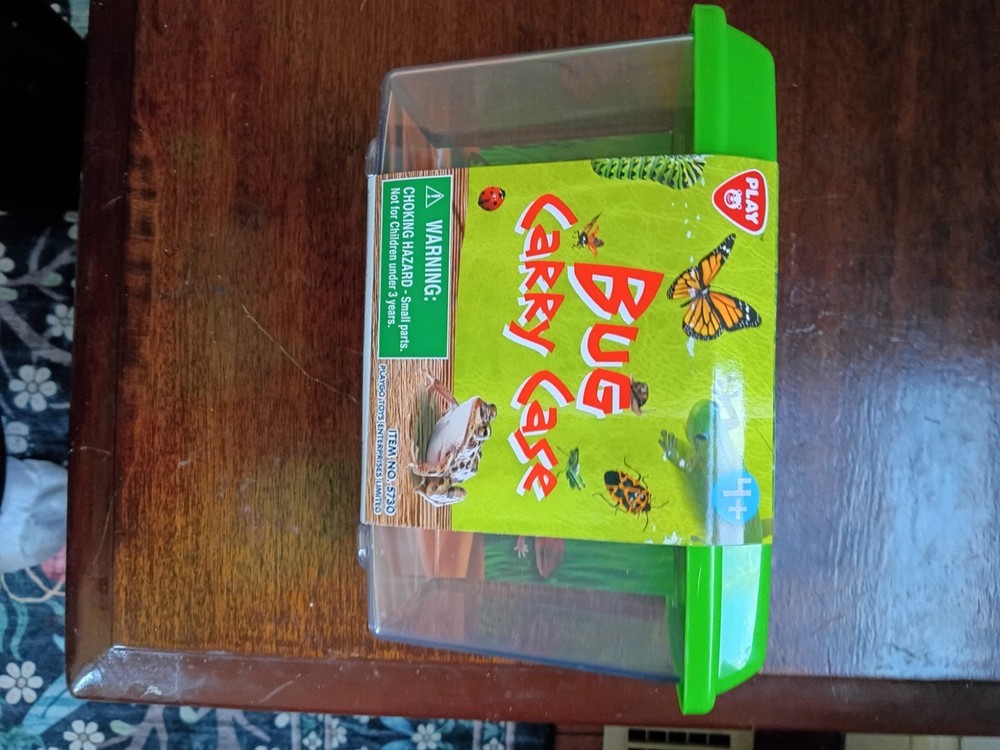 Four Go Wild Exploring Kits And Two Bug Carry Cases.