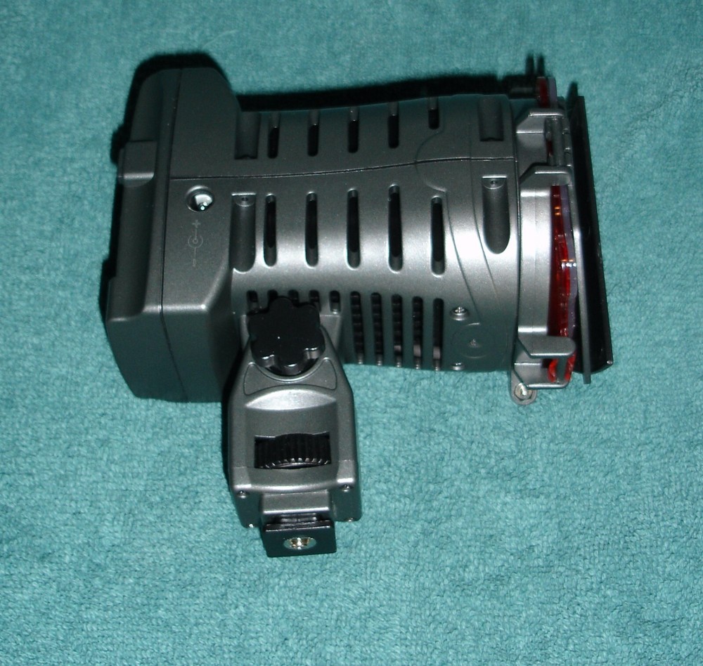 PROFESSIONAL LED-5010 VIDEO LIGHT Versatile hand held vs COLD shoe mount