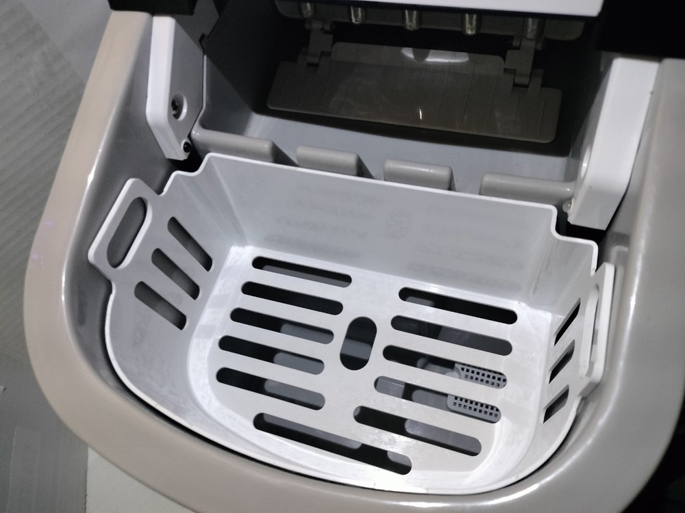 COOK'S ESSENTIALS 26 lbs Portable Compact Ice Machine - Black