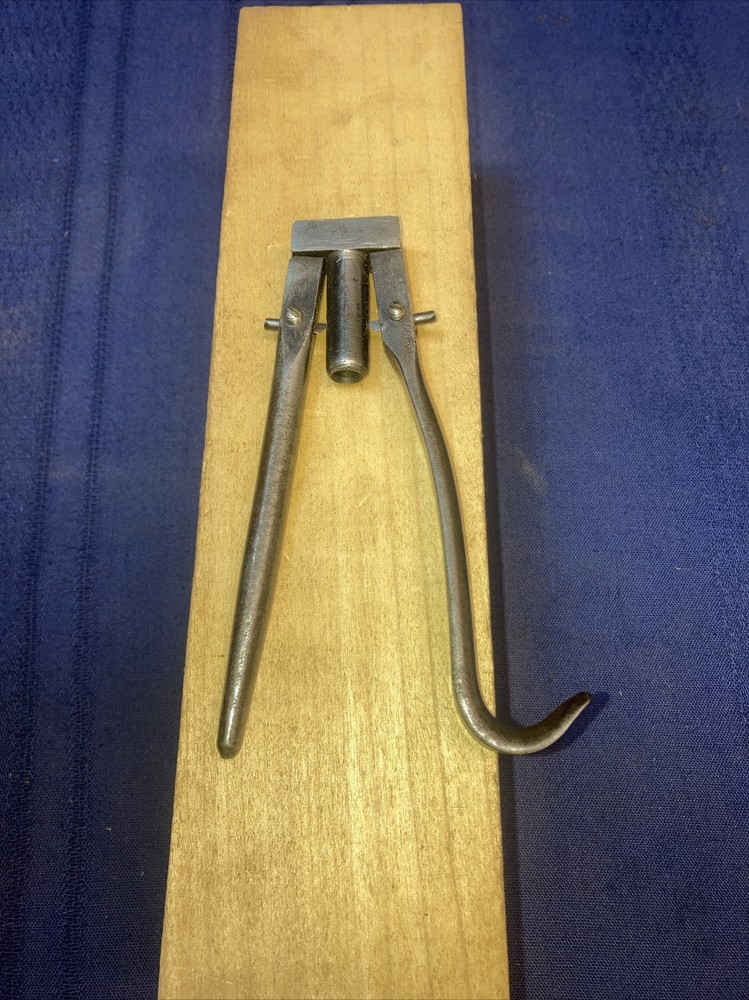 tool for fitting feathers to arrows