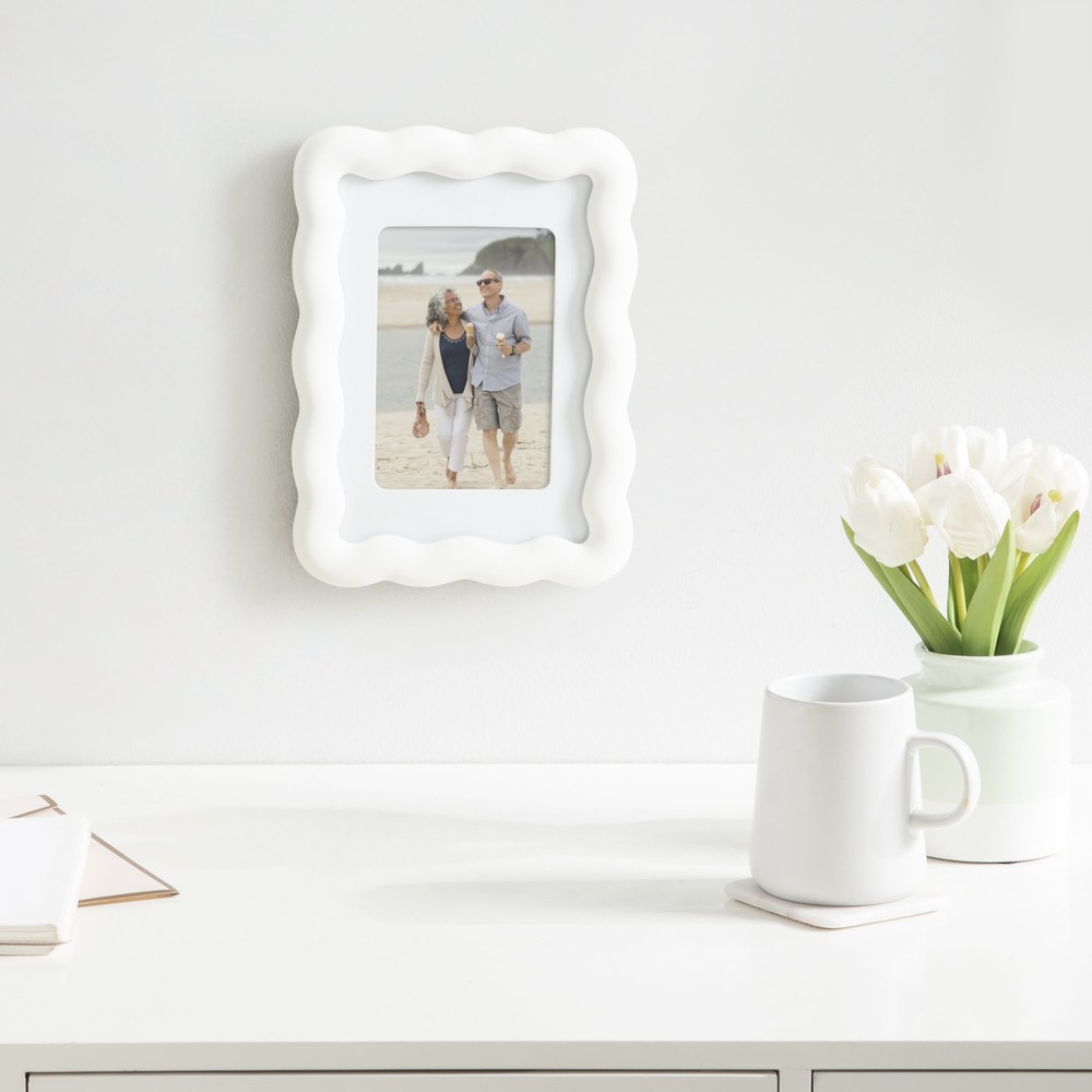 5x7 Wavy Black Picture Frame