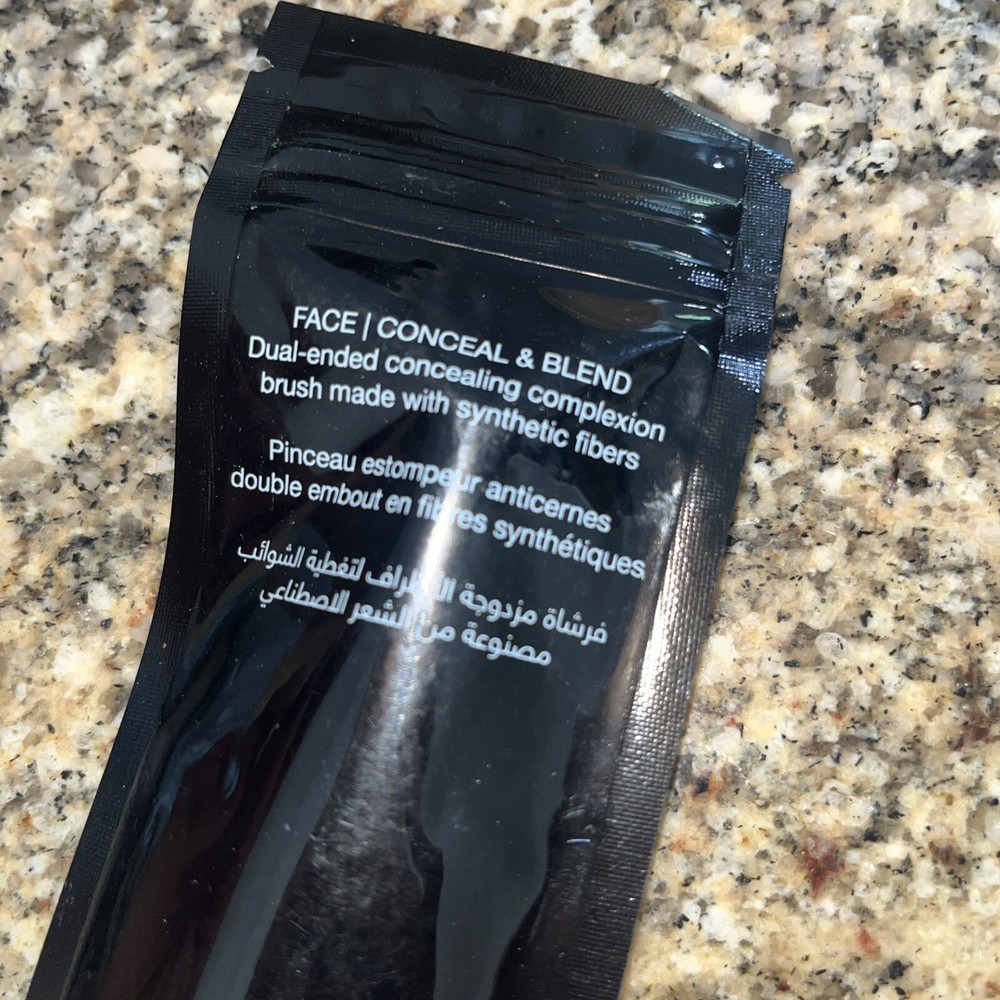 HUDA BEAUTY ~ FACE CONCEAL & BLEND COMPLEXION BRUSH