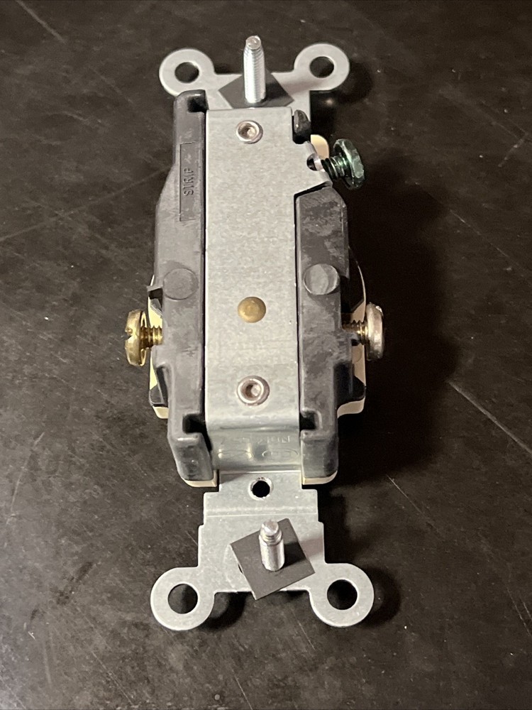 Leviton Pro Grade/Comm. Single Outlet, #5801-ISP, 20A/125VAC