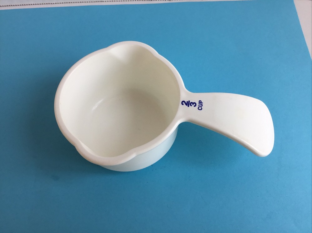 Tupperware replacement measuring cup 2/3 Curved Handle White Made in USA EUC