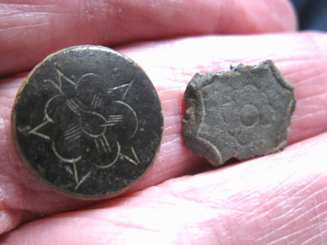 DETECTING FINDS REVOLUTIONARY WAR  2 15MM TUDOR ROSE BUTTONS   LOYALIST SITE
