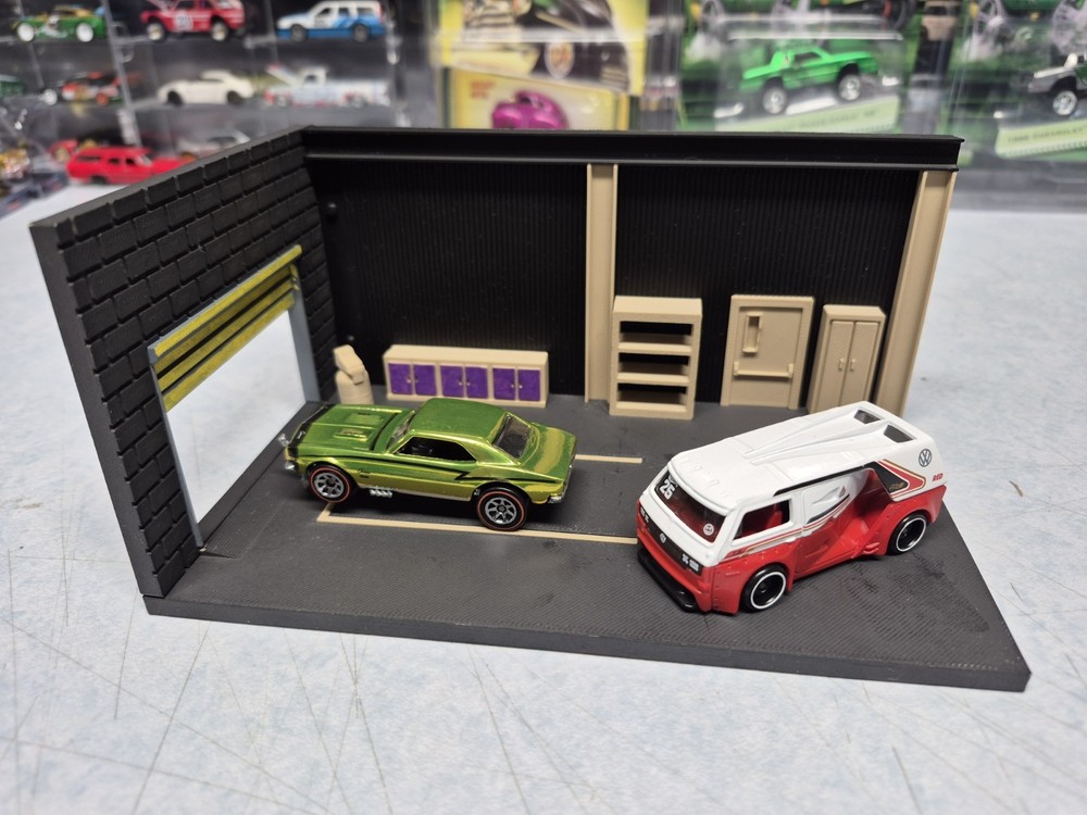 1/64 Diorama Garage with Accessories – Handmade Display Base