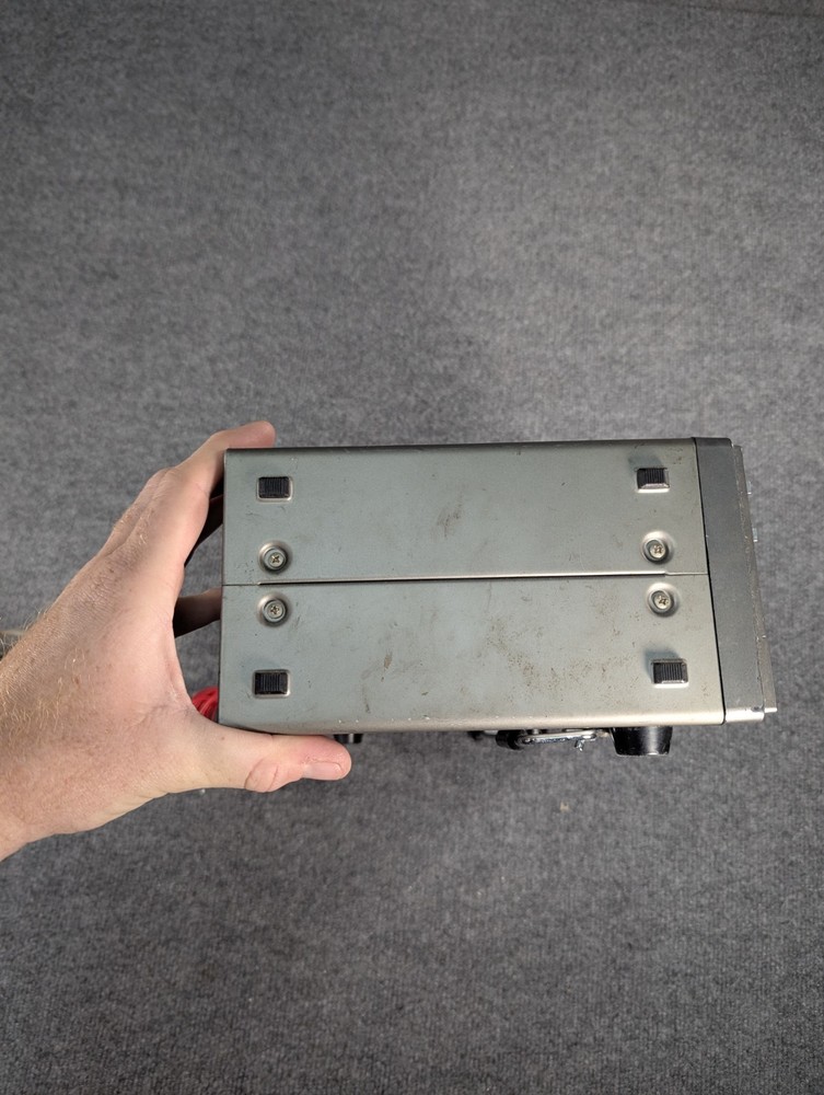 Excellent KENWOOD R-2000 COMMUNICATIONS RECEIVER POWERS ON