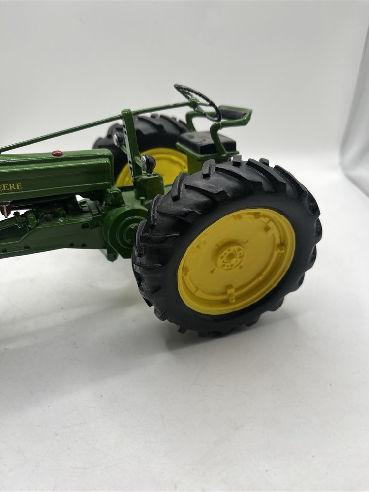 Danbury Mint John Deere 1948 Model "B" Tractor Desk Clock 8”
