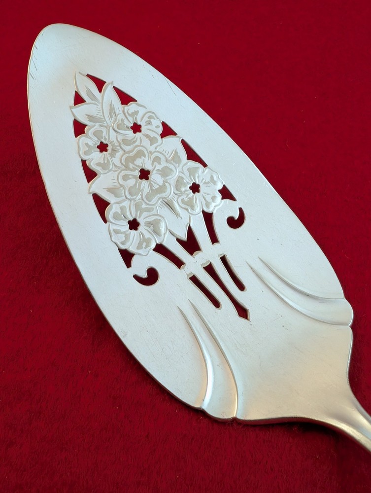 INT'L Silver ETERNALLY YOURS Silverplate Pierced PIE Server READ DESCRIPTION