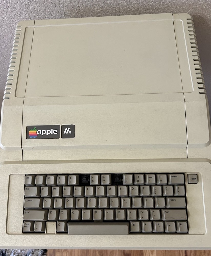 Vintage! 1984 APPLE IIe (A2S2064)COMPUTER **Powers On** Working!! Missing Keys