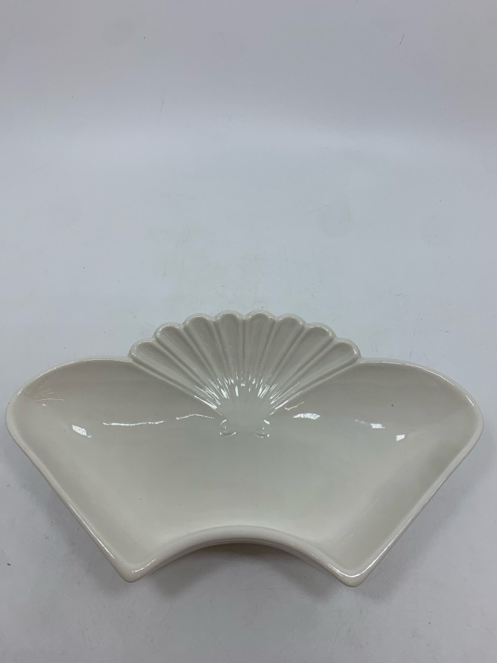 WHITE SCALLOPED SERVING DISH/TRINKET.