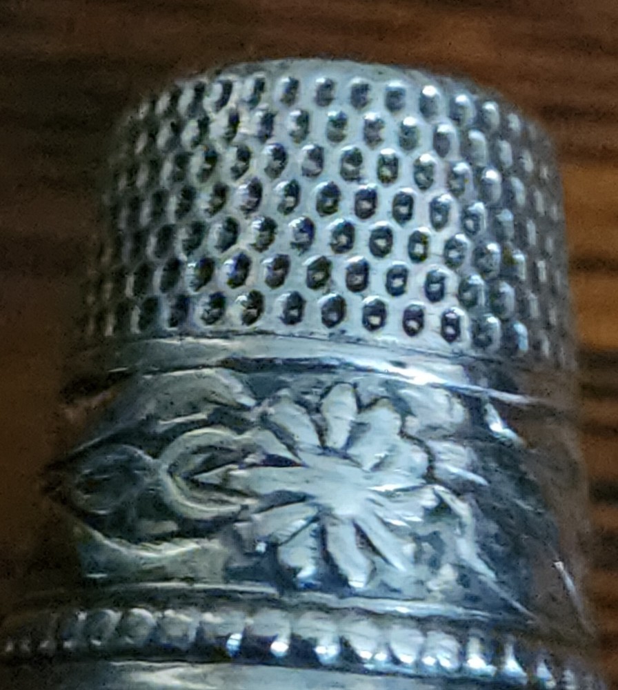 ANTIQUE STERLING SILVER FLORAL THIMBLE